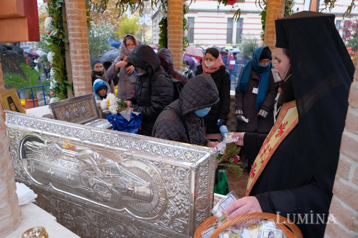 Dragostea credincioșilor români pentru Sfântul Ierarh Nectarie de la Eghina  192144
