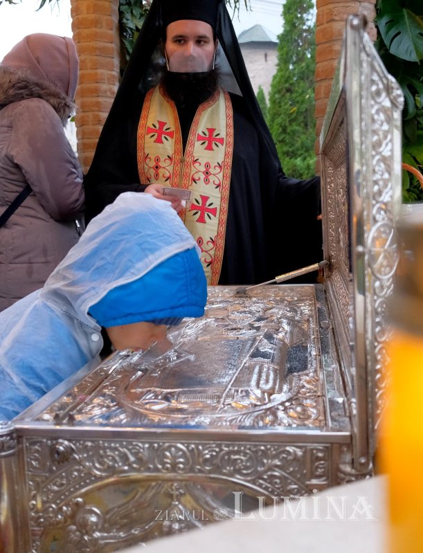 Dragostea credincioșilor români pentru Sfântul Ierarh Nectarie de la Eghina  192146