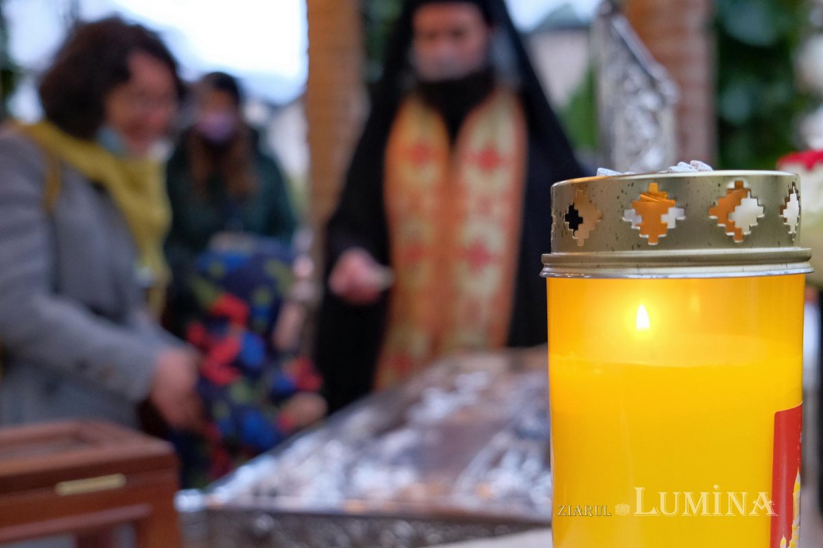 Dragostea credincioșilor români pentru Sfântul Ierarh Nectarie de la Eghina  192147