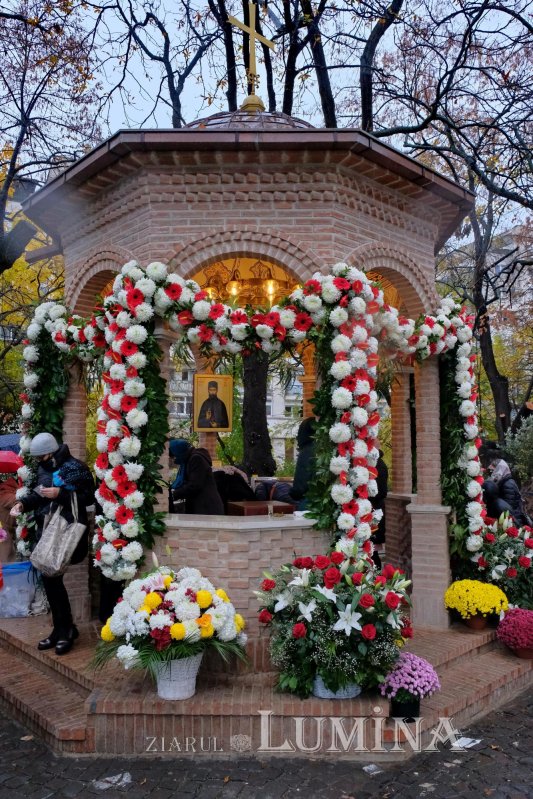 Dragostea credincioșilor români pentru Sfântul Ierarh Nectarie de la Eghina  192149