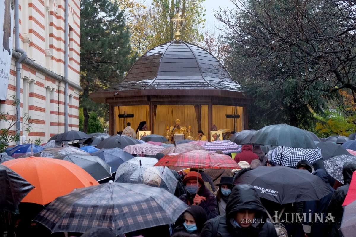 Dragostea credincioșilor români pentru Sfântul Ierarh Nectarie de la Eghina  192154