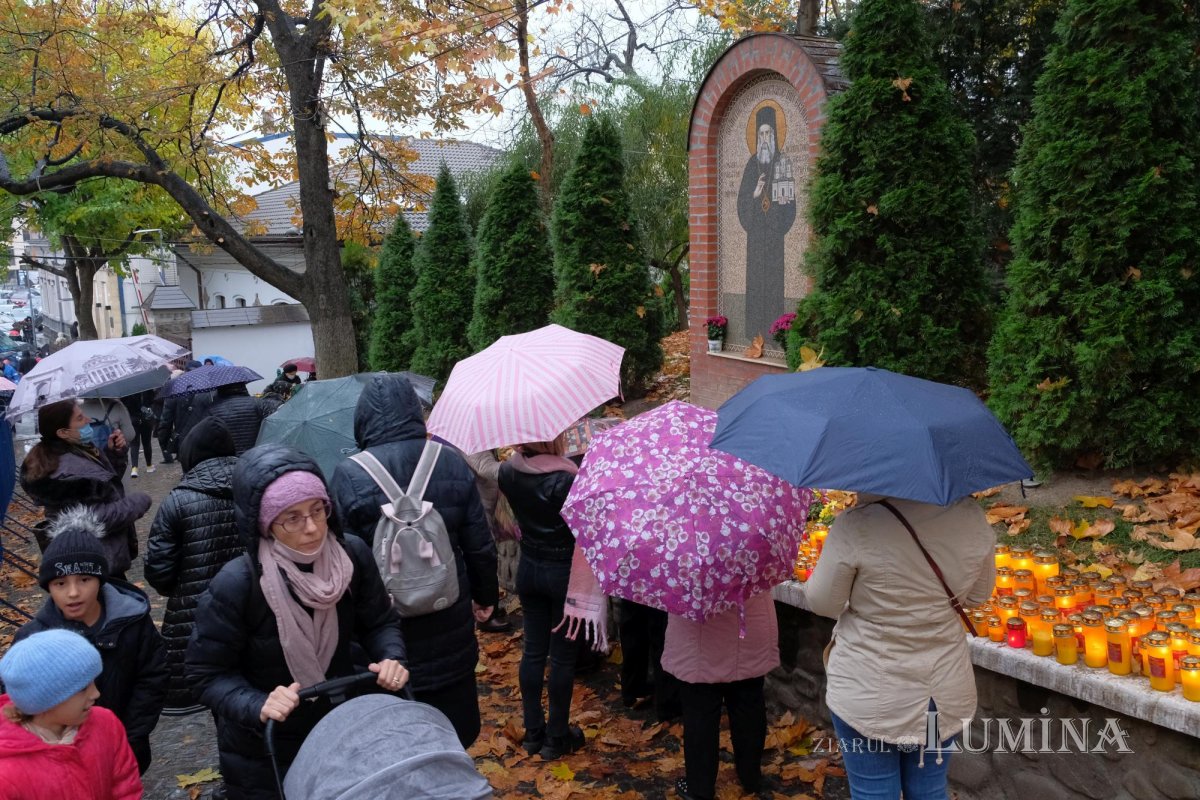 Dragostea credincioșilor români pentru Sfântul Ierarh Nectarie de la Eghina  192159