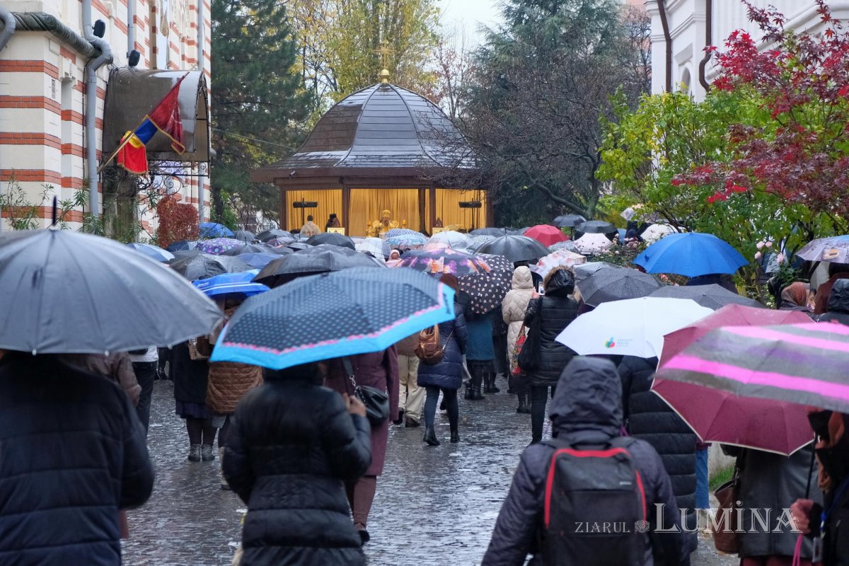 Dragostea credincioșilor români pentru Sfântul Ierarh Nectarie de la Eghina  192160