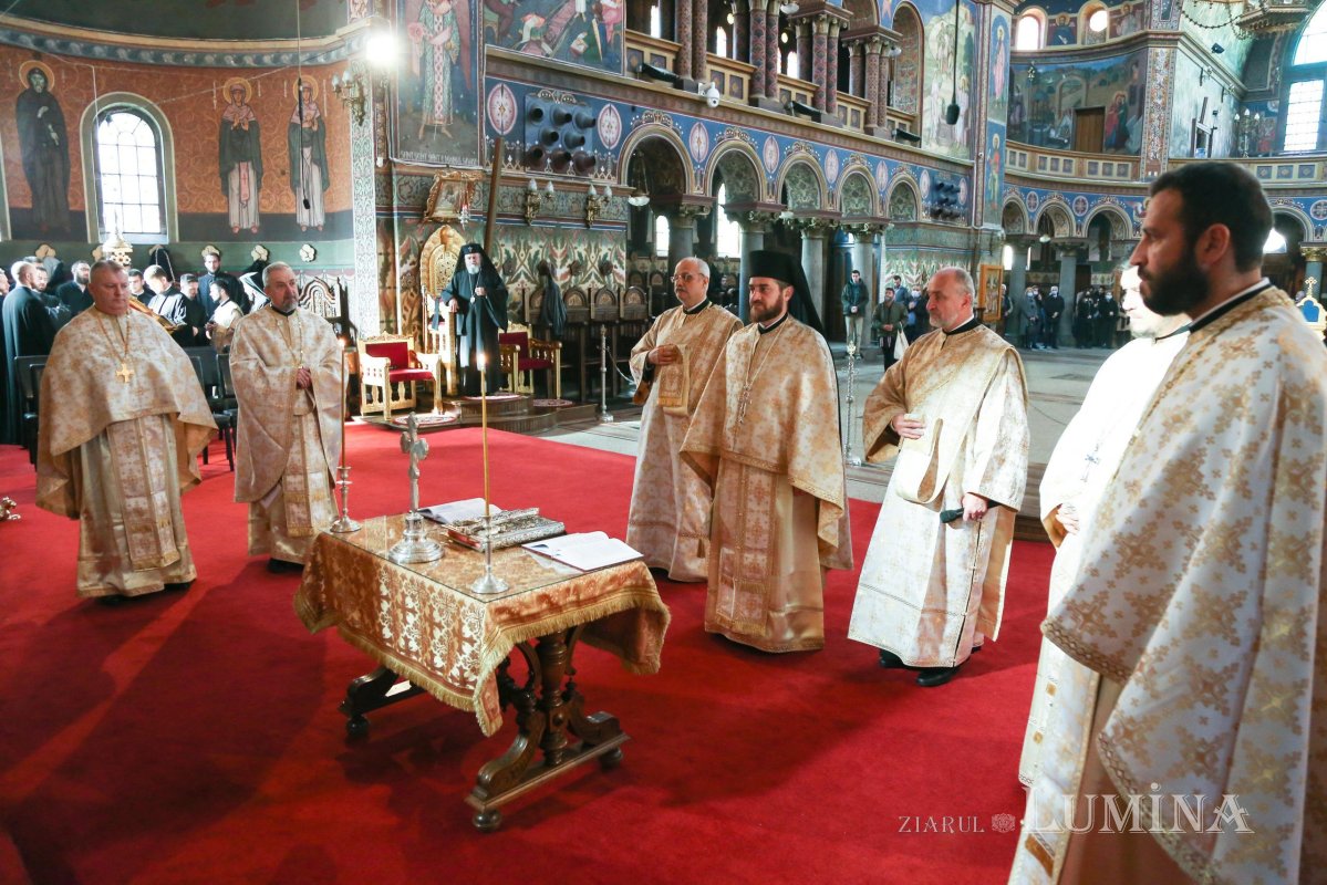 Aniversare în Mitropolia Ardealului: 16 ani de la întronizarea Înaltpreasfinţitului Părinte Laurenţiu 192527
