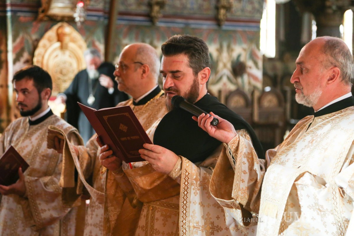 Aniversare în Mitropolia Ardealului: 16 ani de la întronizarea Înaltpreasfinţitului Părinte Laurenţiu 192530