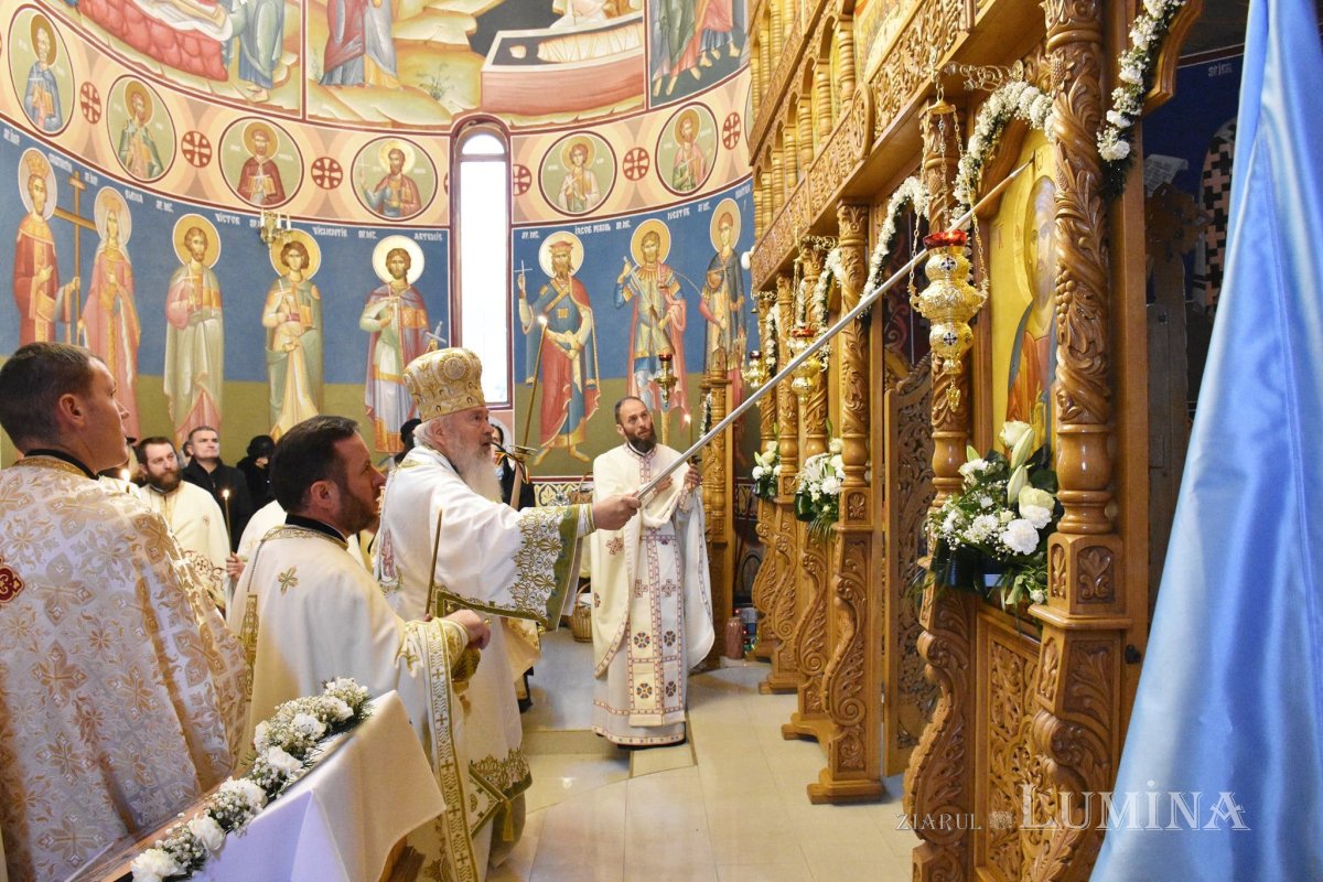 Pictura bisericii parohiale din Manic, Bistriţa-Năsăud, a fost sfințită 194321