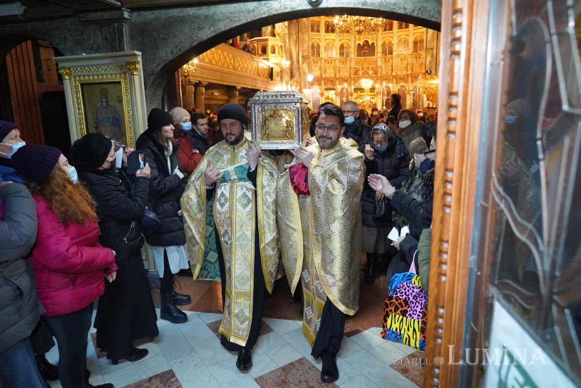 Începutul sărbătorii Sfântului Ierarh Spiridon la Catedrala sa din Capitală 196181