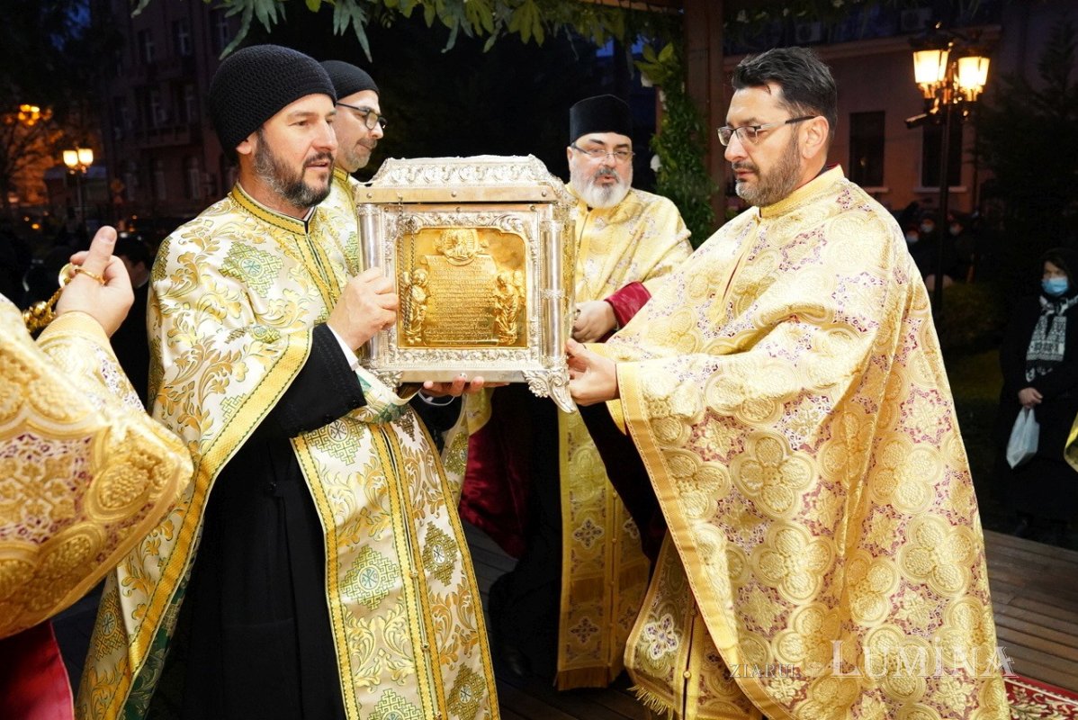 Începutul sărbătorii Sfântului Ierarh Spiridon la Catedrala sa din Capitală 196190