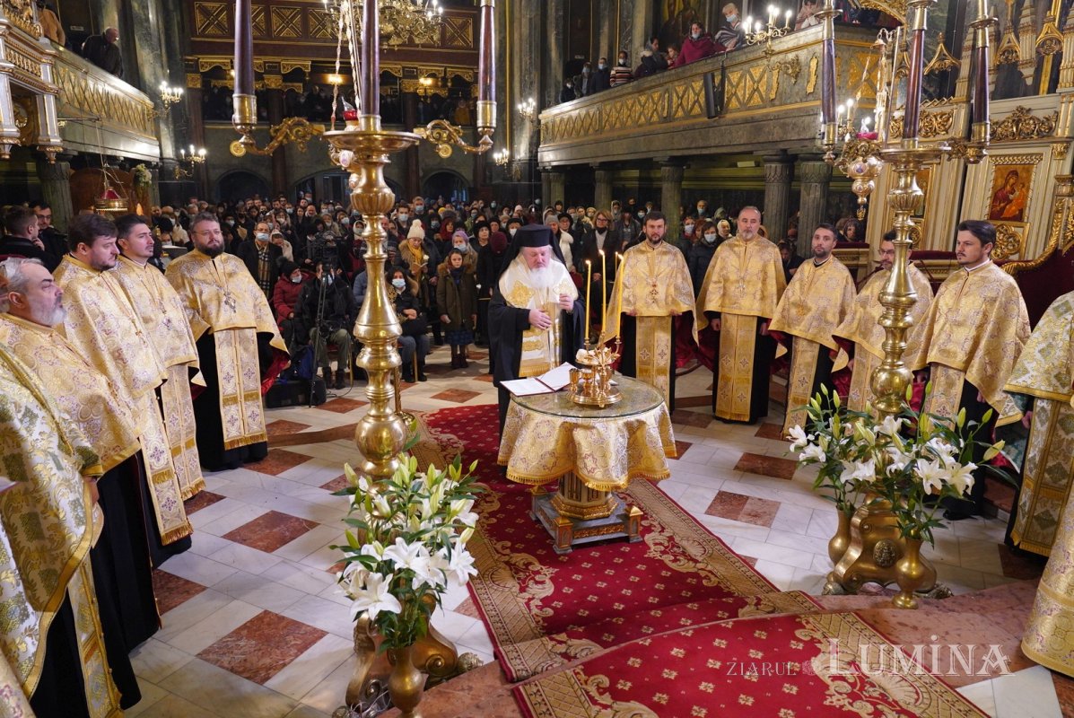 Începutul sărbătorii Sfântului Ierarh Spiridon la Catedrala sa din Capitală 196204