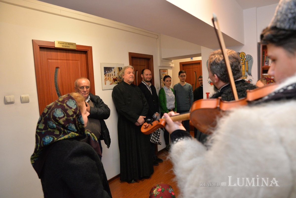 Colindători din Maramureș la redacția „Ziarului Lumina” al Patriarhiei Române 197100