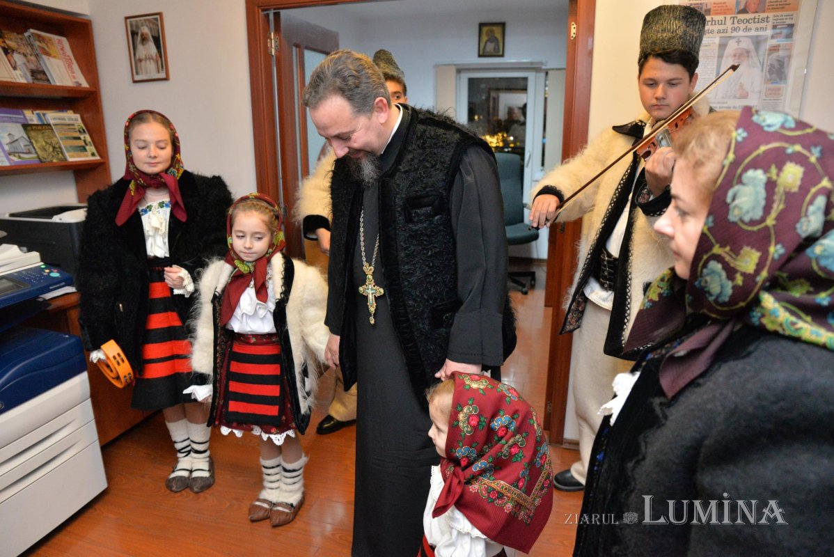 Colindători din Maramureș la redacția „Ziarului Lumina” al Patriarhiei Române 197101