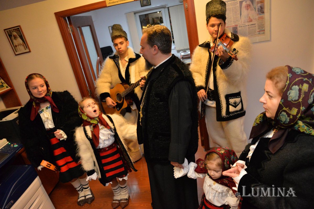 Colindători din Maramureș la redacția „Ziarului Lumina” al Patriarhiei Române 197102