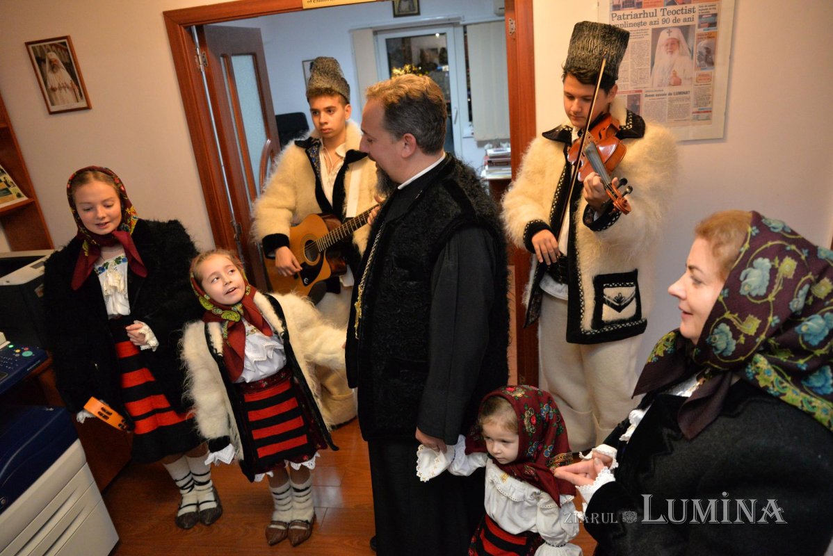 Colindători din Maramureș la redacția „Ziarului Lumina” al Patriarhiei Române 197103