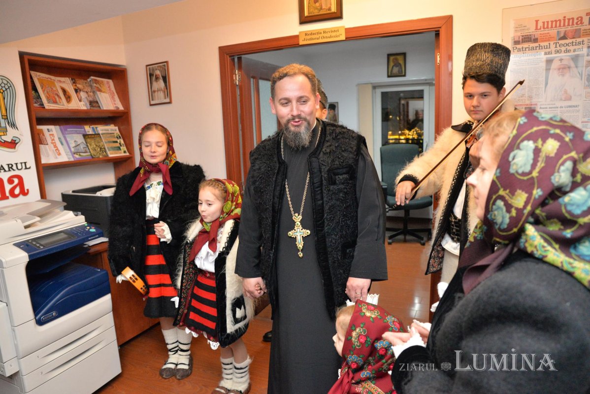 Colindători din Maramureș la redacția „Ziarului Lumina” al Patriarhiei Române 197104