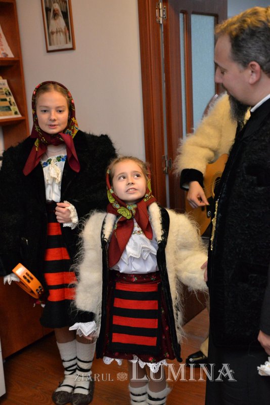 Colindători din Maramureș la redacția „Ziarului Lumina” al Patriarhiei Române 197105