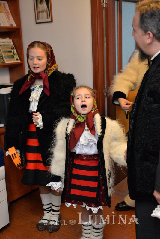Colindători din Maramureș la redacția „Ziarului Lumina” al Patriarhiei Române 197106