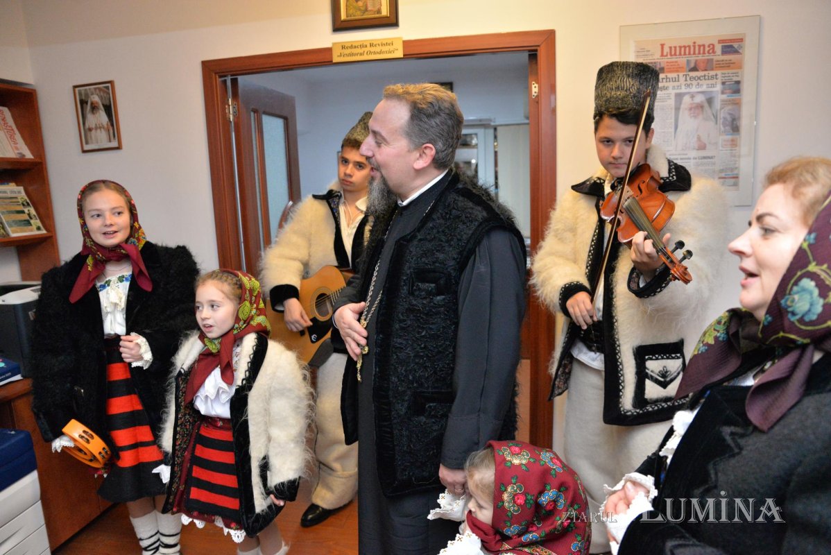 Colindători din Maramureș la redacția „Ziarului Lumina” al Patriarhiei Române 197107