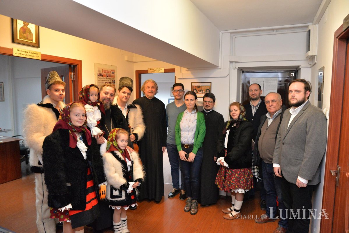 Colindători din Maramureș la redacția „Ziarului Lumina” al Patriarhiei Române 197108