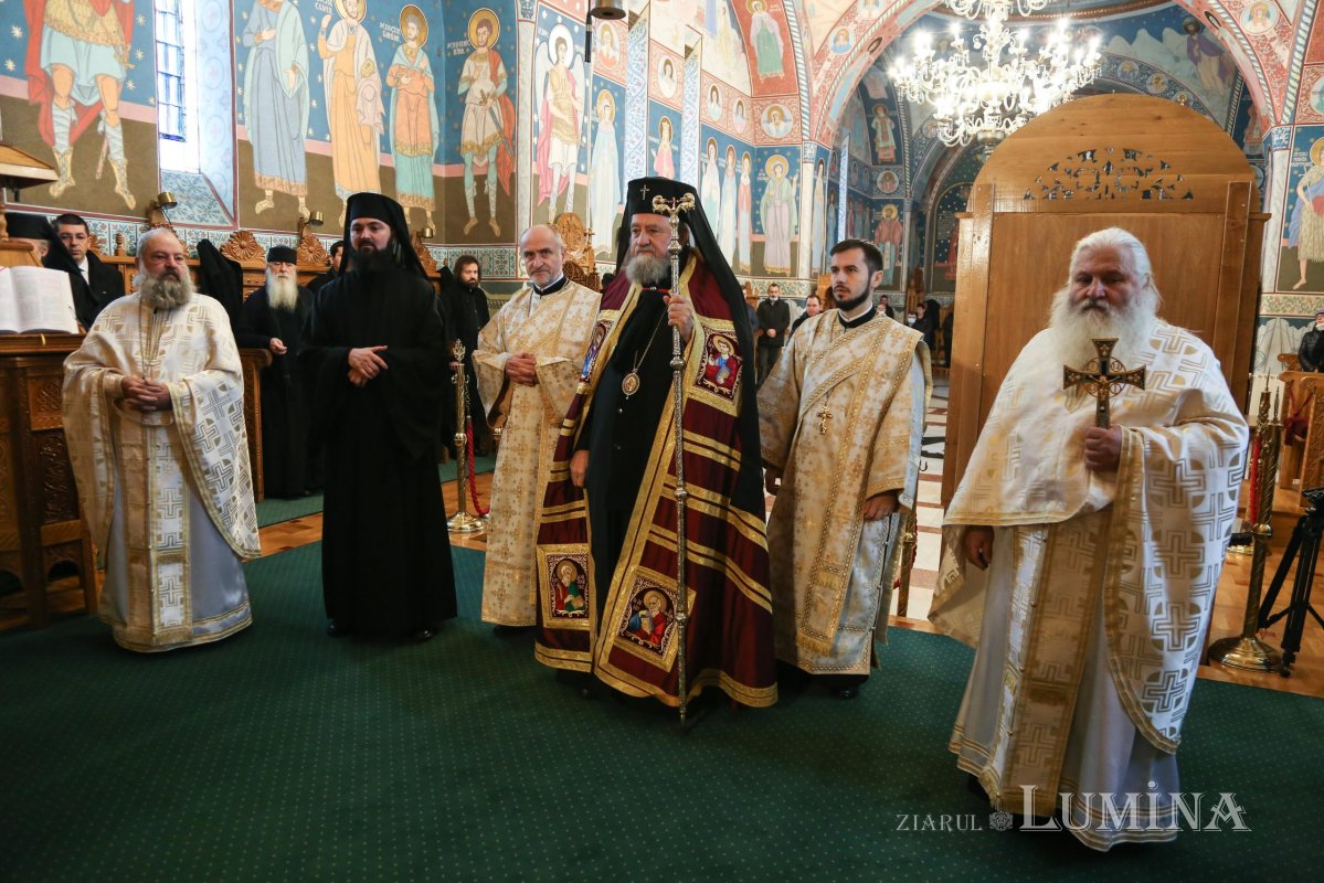 Slujire arhierească la Mănăstirea Brâncoveanu de la Sâmbăta de Sus 197453