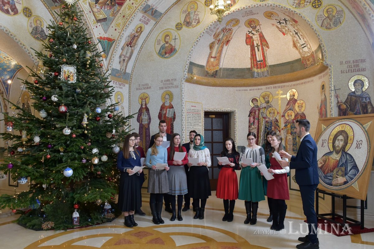 Au sosit primii colindători la Patriarhul României 197652