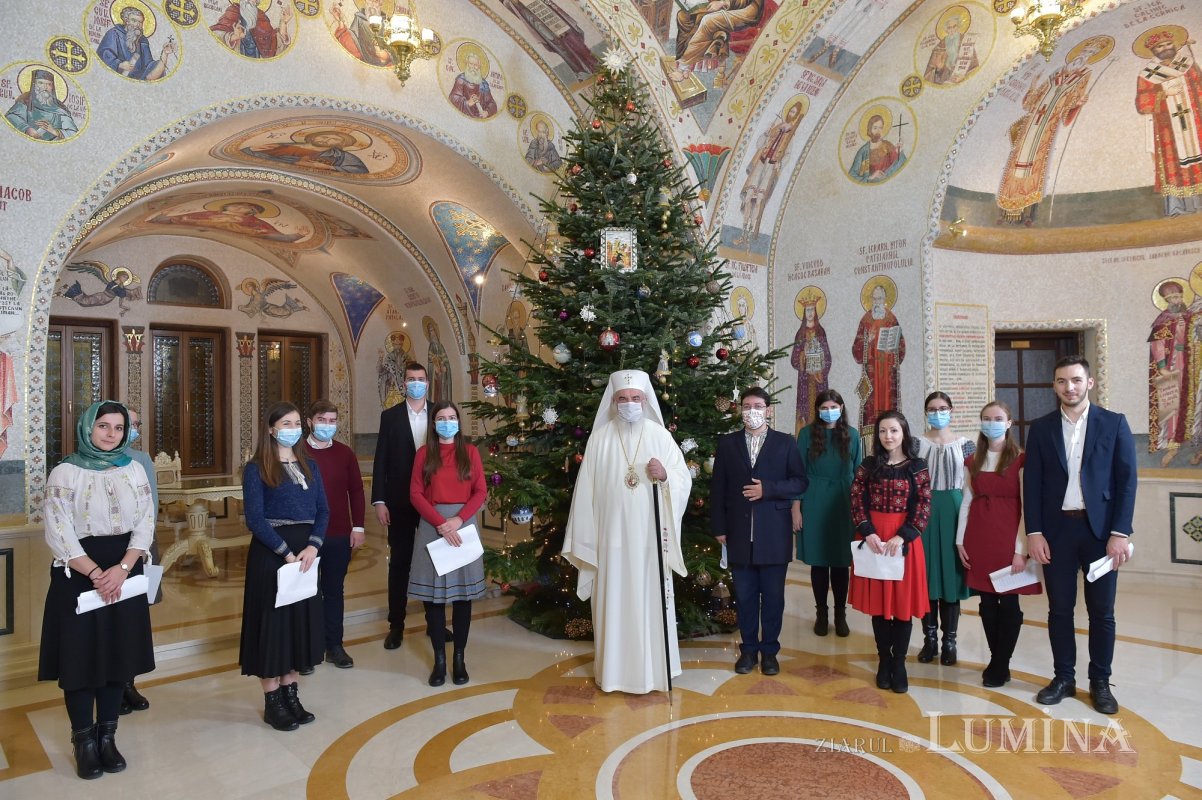 Au sosit primii colindători la Patriarhul României 197656