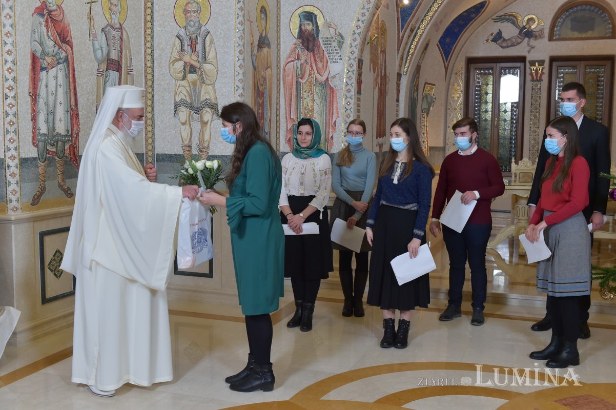 Au sosit primii colindători la Patriarhul României 197657