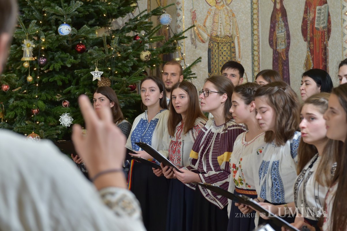 Au sosit primii colindători la Patriarhul României 197661