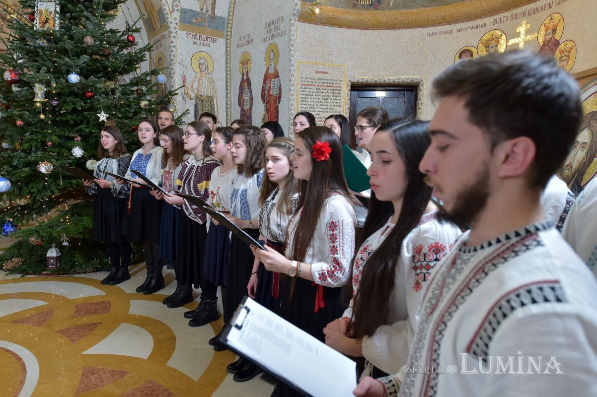 Au sosit primii colindători la Patriarhul României 197662