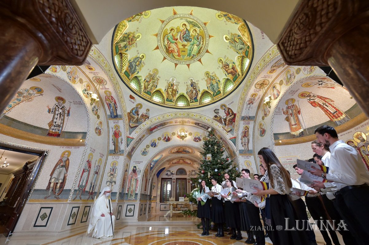 Au sosit primii colindători la Patriarhul României 197672