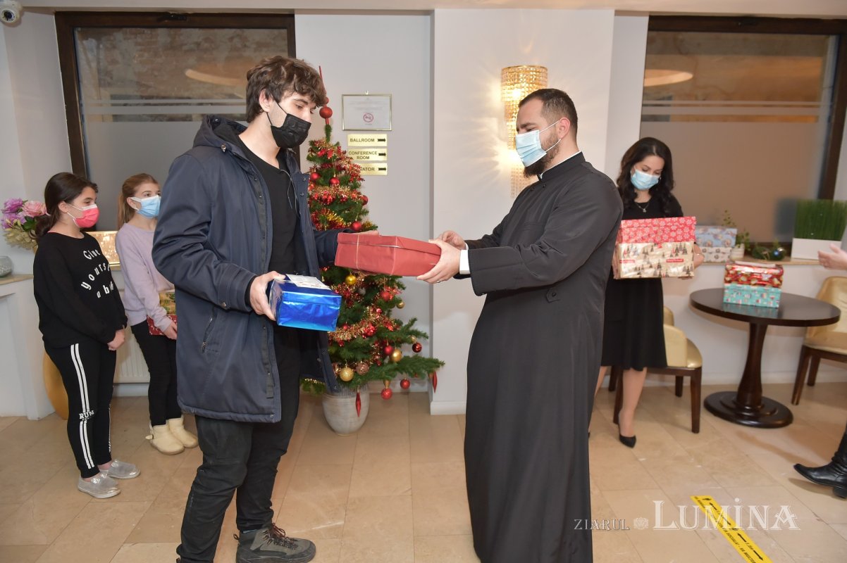 Concert de colinde și daruri la un centru de îngrijiri pentru vârstnici din Capitală 197618