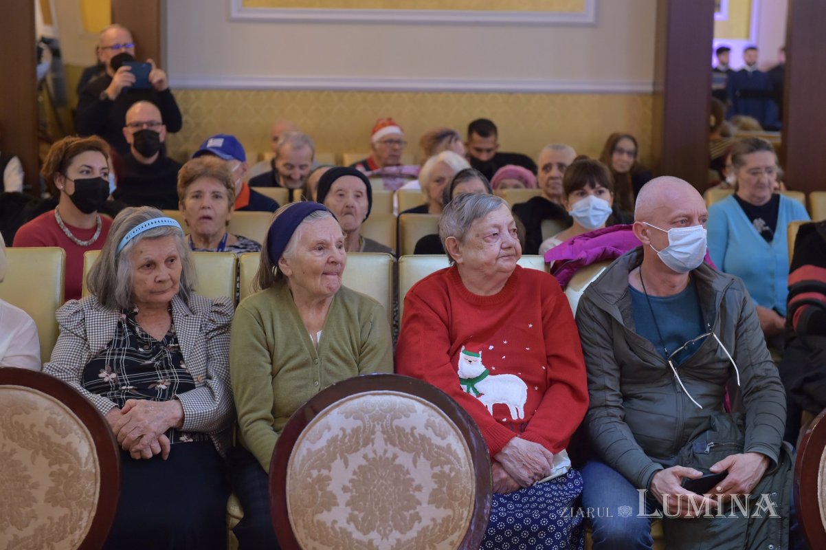 Concert de colinde și daruri la un centru de îngrijiri pentru vârstnici din Capitală 197624