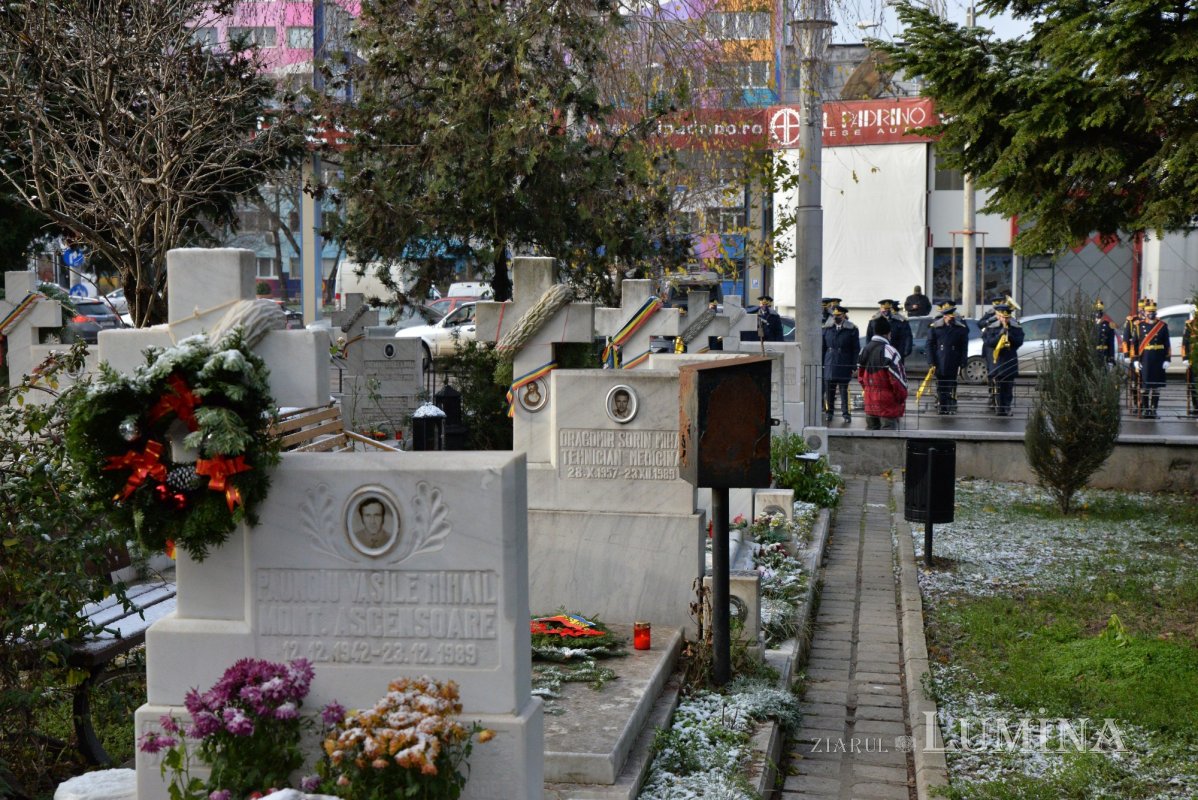 Comemorarea eroilor revoluţiei în cimitirul lor din Capitală 197766