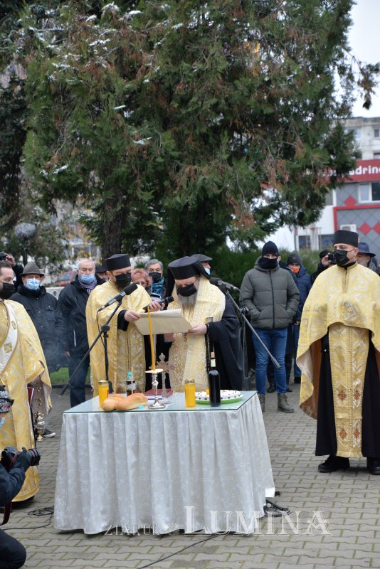 Comemorarea eroilor revoluţiei în cimitirul lor din Capitală 197777