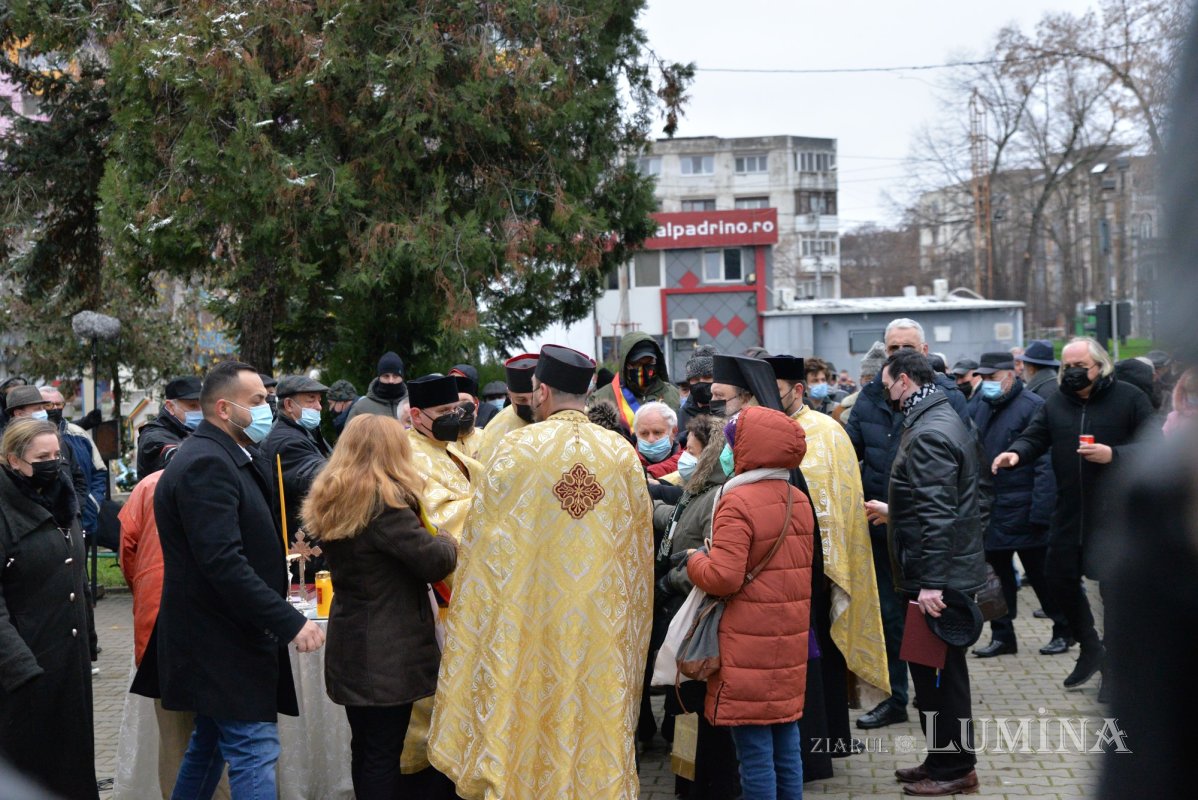 Comemorarea eroilor revoluţiei în cimitirul lor din Capitală 197781