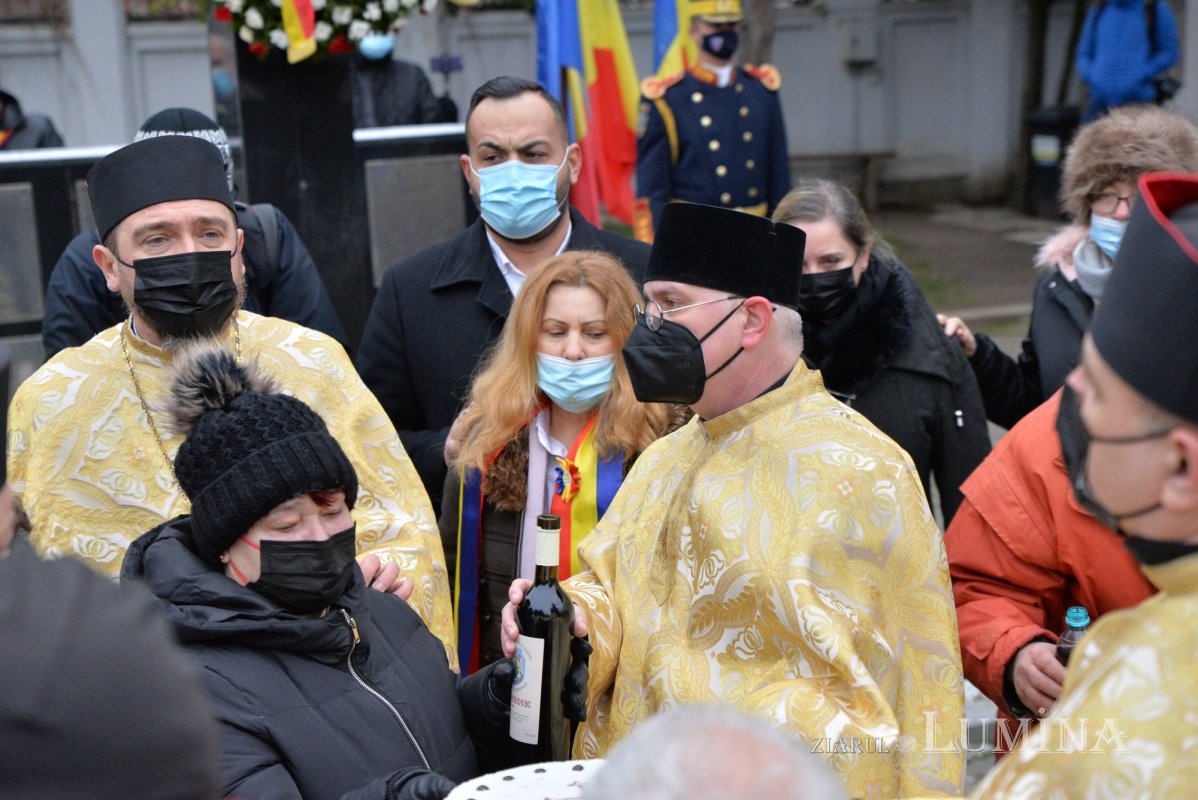 Comemorarea eroilor revoluţiei în cimitirul lor din Capitală 197782