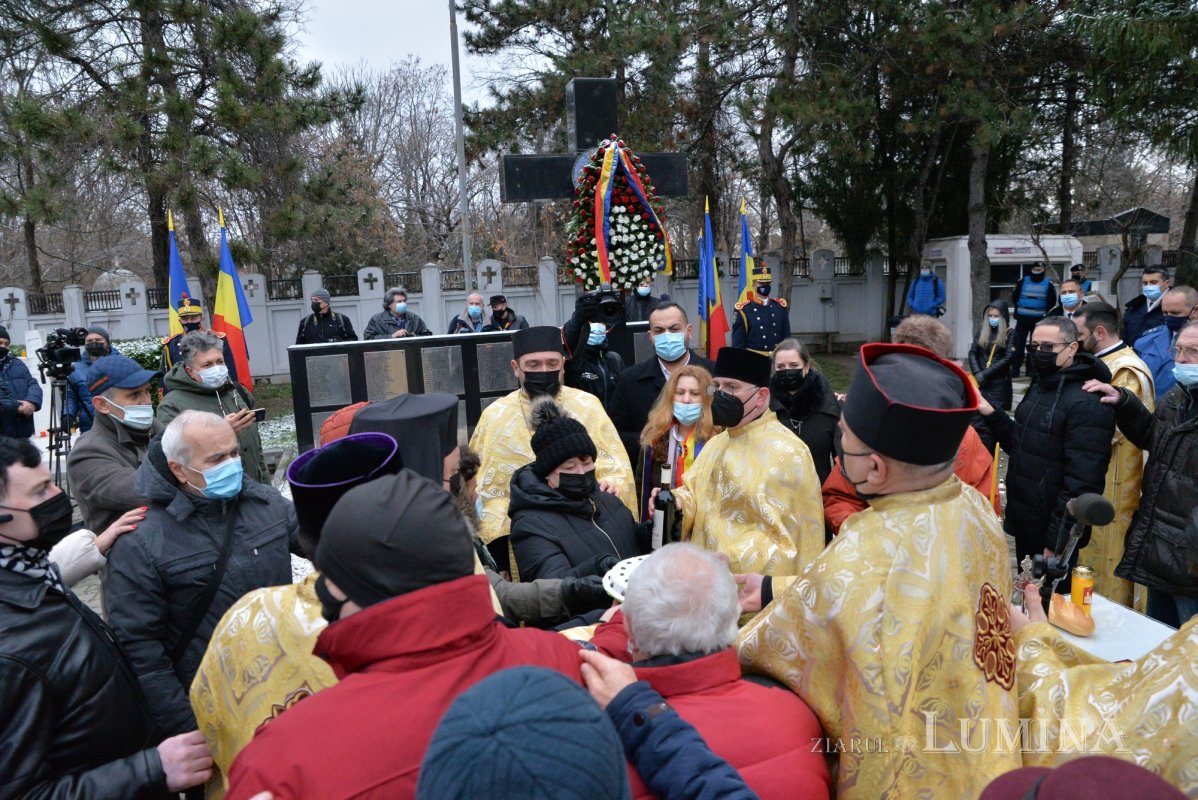 Comemorarea eroilor revoluţiei în cimitirul lor din Capitală 197784
