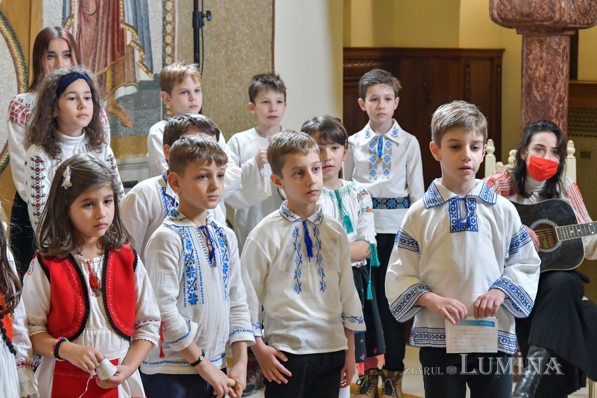 Patriarhul României a fost colindat de elevi de la o şcoală din Capitală 197868
