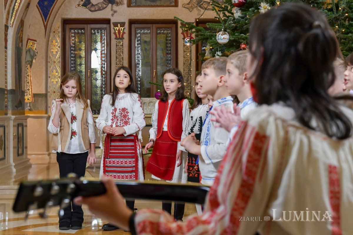 Patriarhul României a fost colindat de elevi de la o şcoală din Capitală 197879