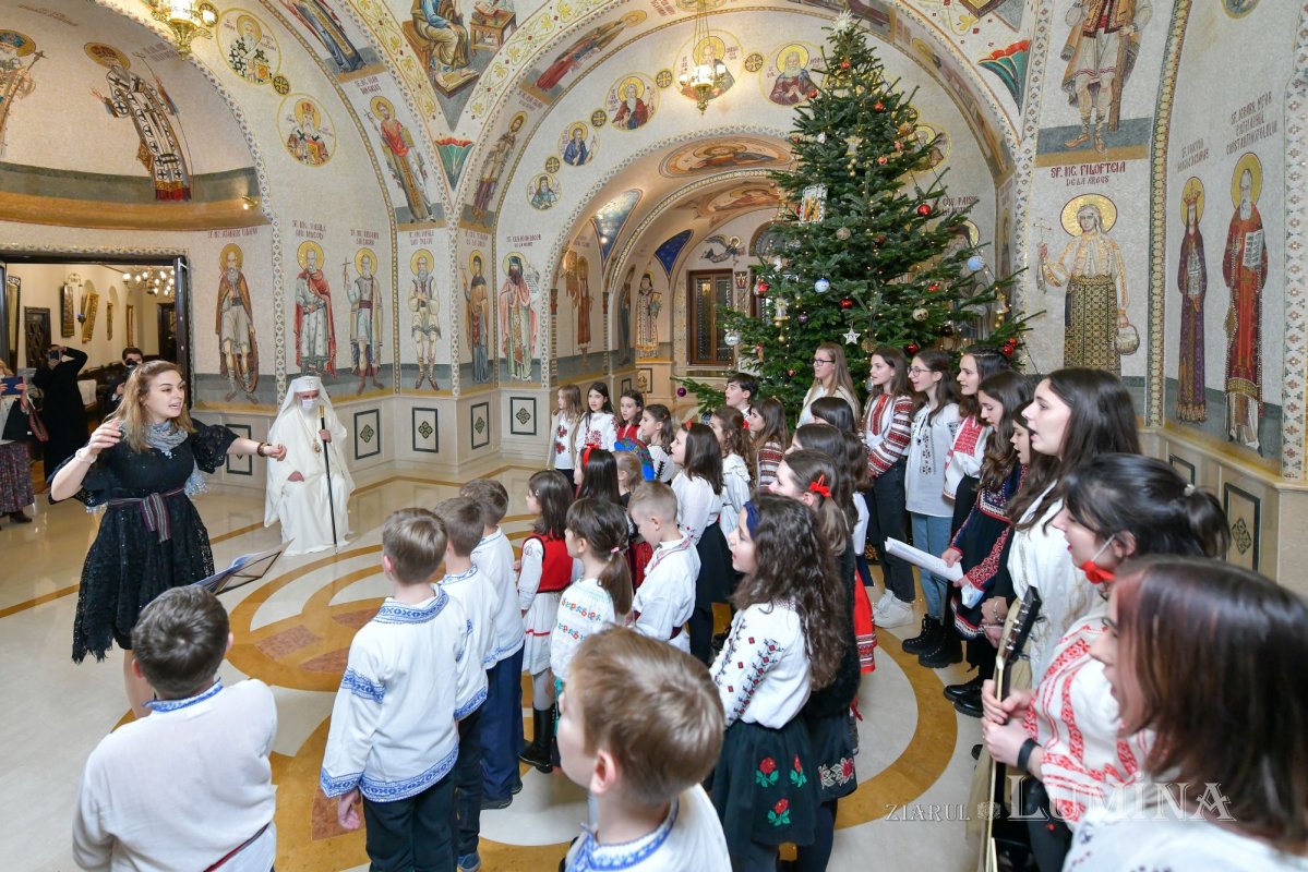 Patriarhul României a fost colindat de elevi de la o şcoală din Capitală 197885