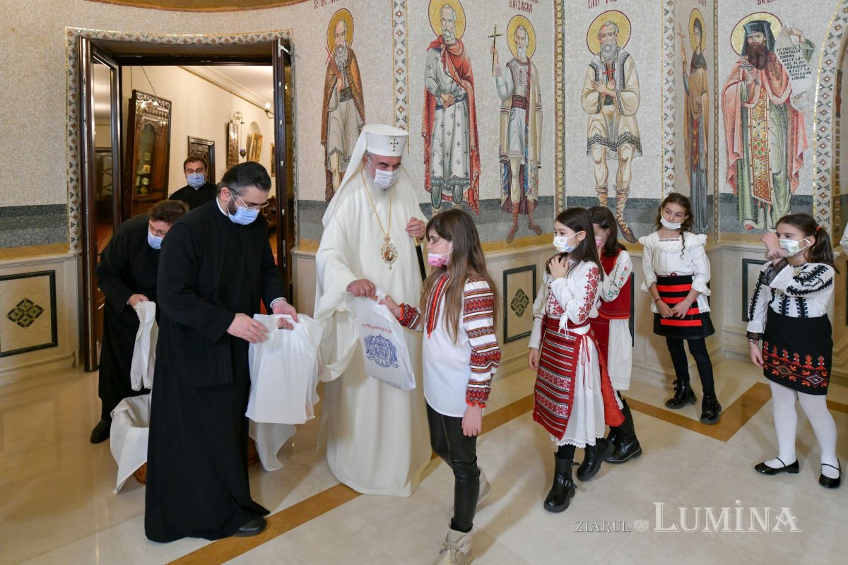 Patriarhul României a fost colindat de elevi de la o şcoală din Capitală 197887