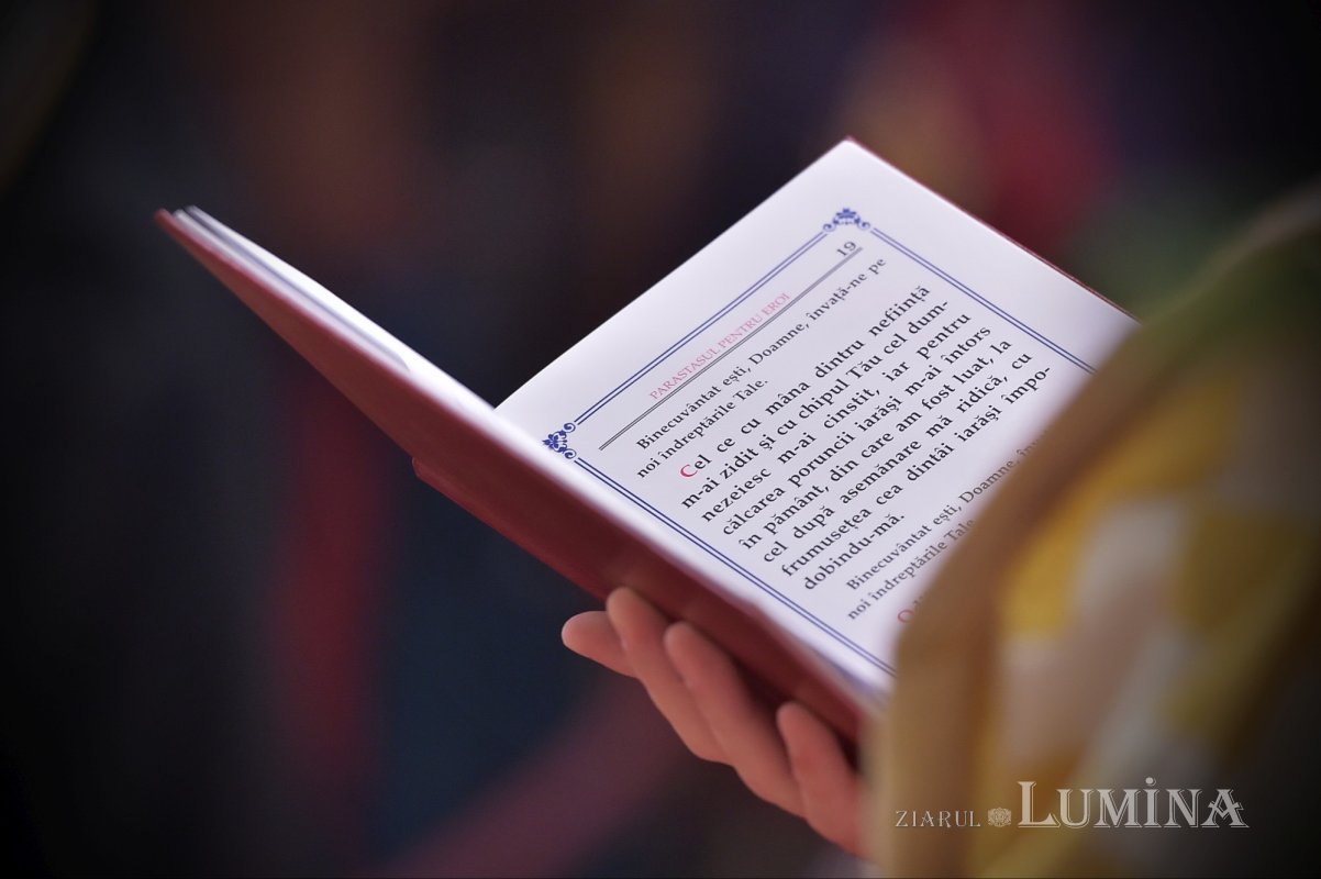 Eroii Revoluţiei din 1989 pomeniți la Catedrala Patriarhală și în alte locuri din Capitală 198019