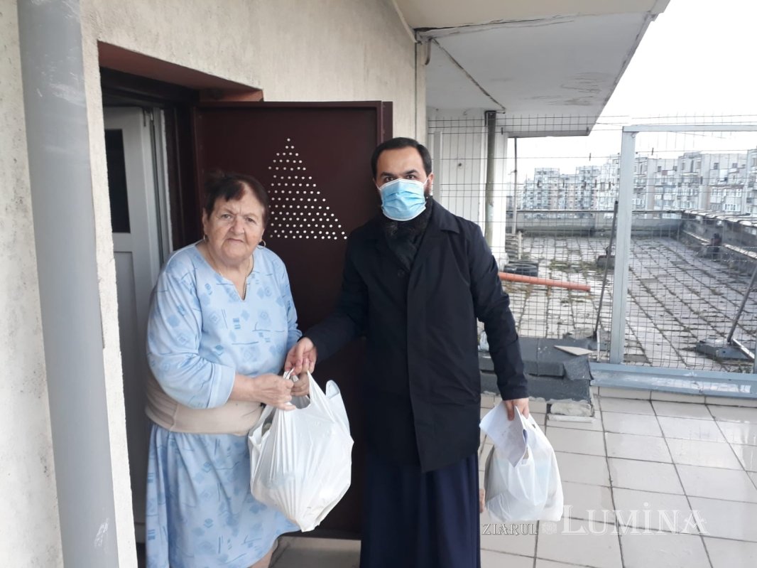 Parohia Iancu Vechi-Mătăsari a ajutat cu peste 170.000 de lei familiile defavorizate 198988
