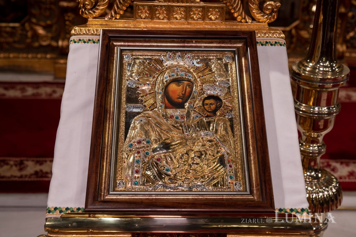 Slujba din noaptea trecerii dintre ani la Catedrala Patriarhală 199406