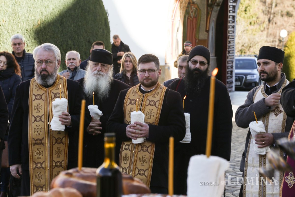 Părintele arhimandrit Visarion Joantă a fost înmormântat la Sâmbăta de Sus 199703