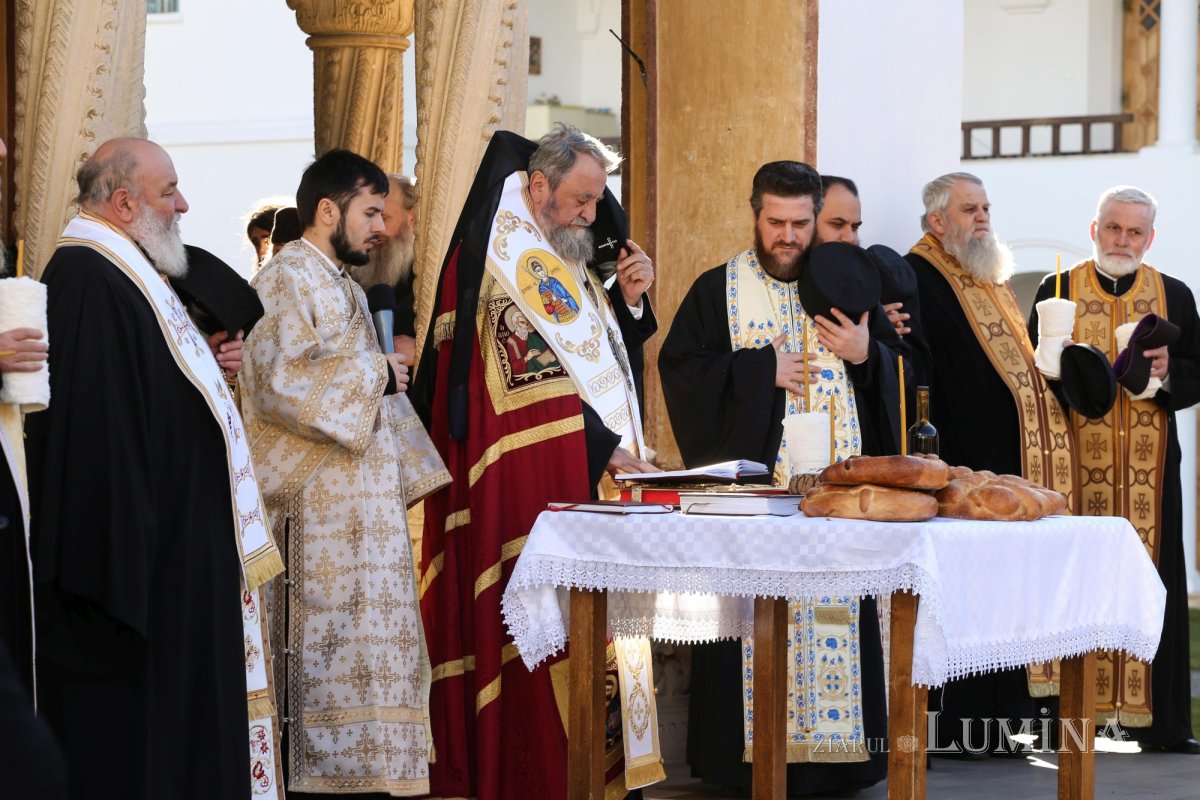 Părintele arhimandrit Visarion Joantă a fost înmormântat la Sâmbăta de Sus 199706