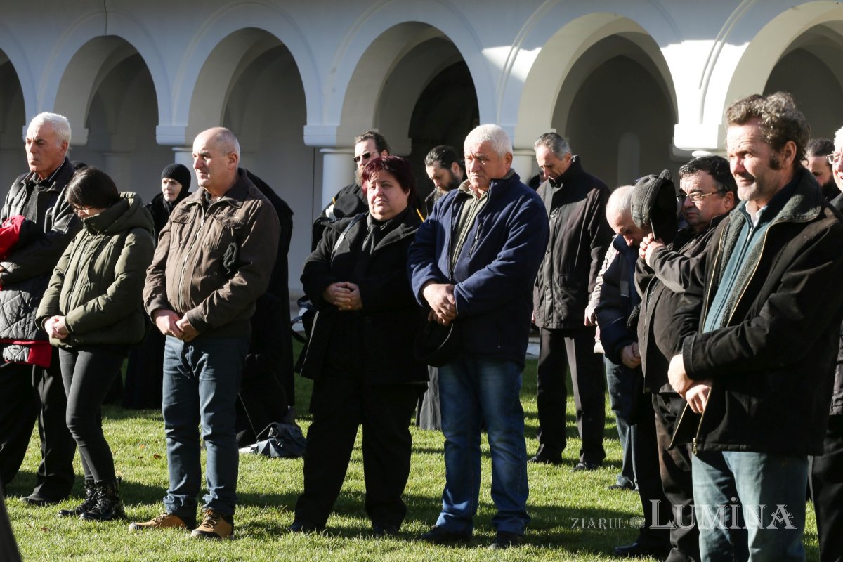 Părintele arhimandrit Visarion Joantă a fost înmormântat la Sâmbăta de Sus 199707
