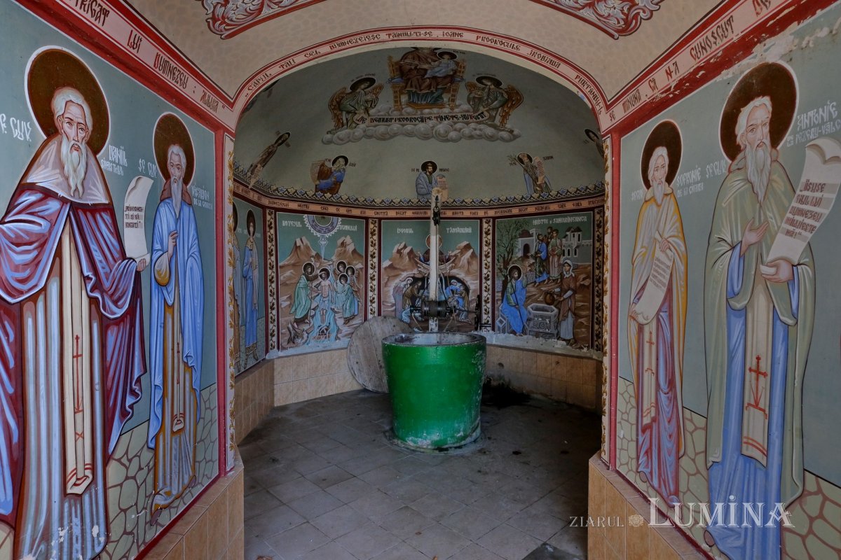 Crucea de la Coslogeni, care s-a făcut ușă de altar 199835