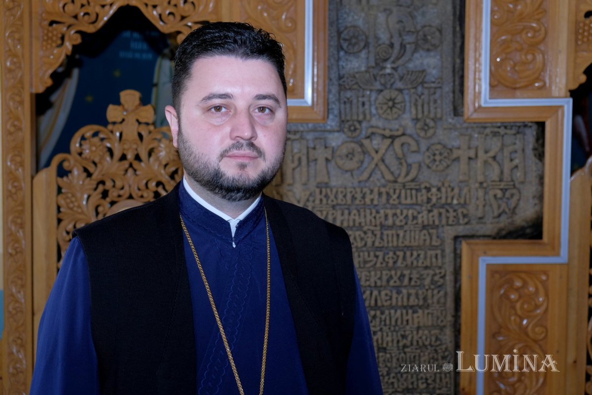 Crucea de la Coslogeni, care s-a făcut ușă de altar 199838