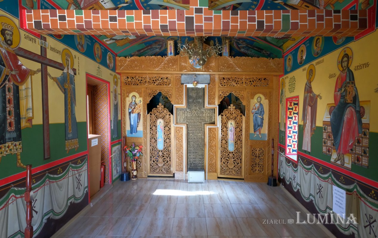 Crucea de la Coslogeni, care s-a făcut ușă de altar 199842