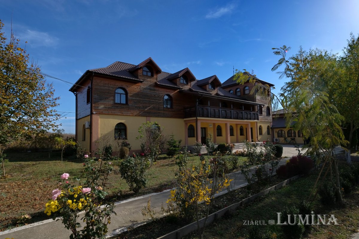 Crucea de la Coslogeni, care s-a făcut ușă de altar 199844